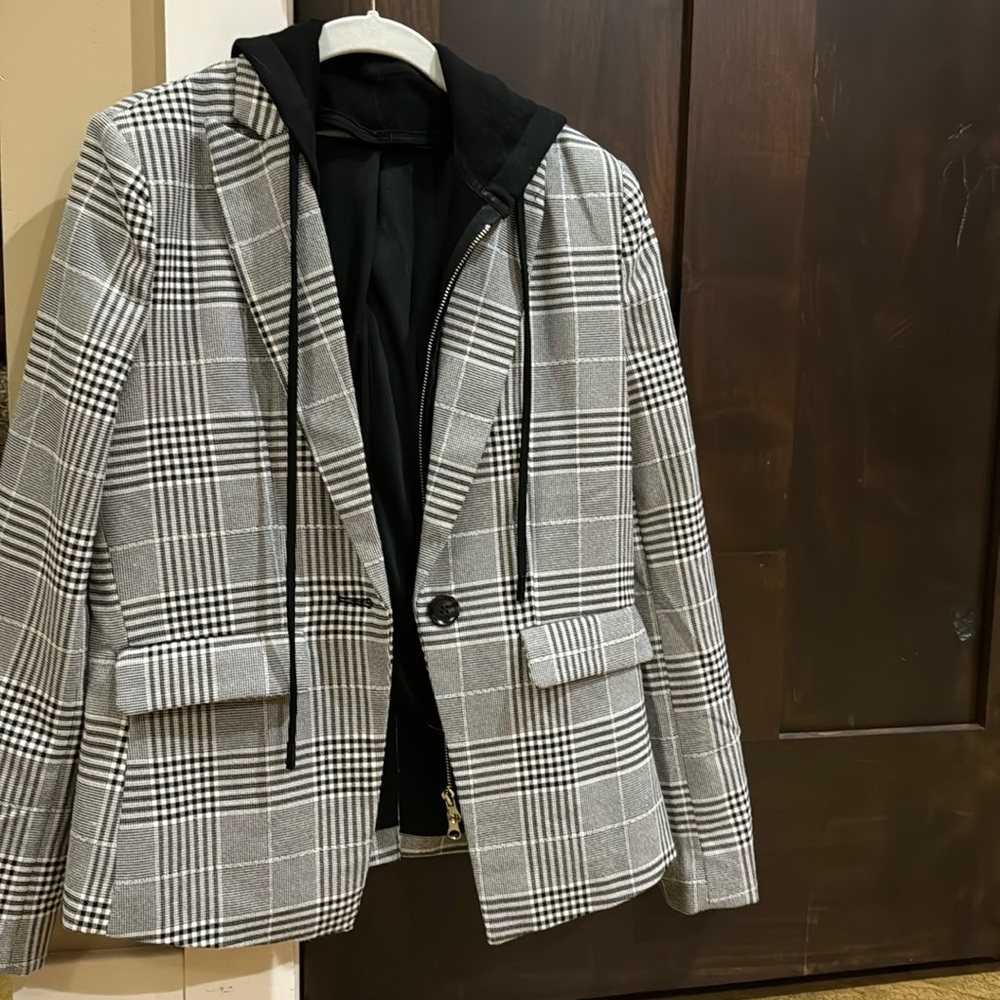 Evereve black and white plaid blazer.  Size small